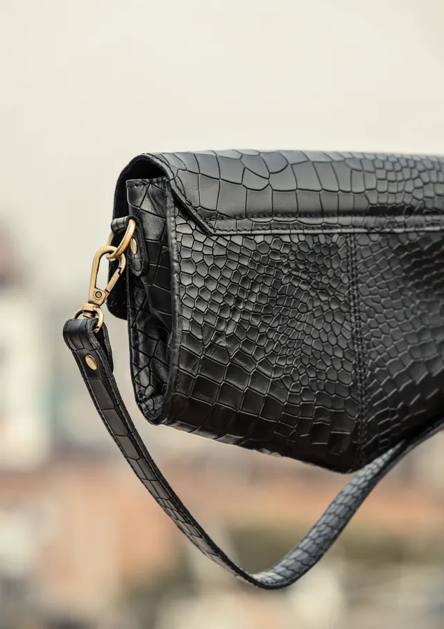 Chic Elegance: Black Deep Croco Leather Crossbody Bag. Art: BG-1602